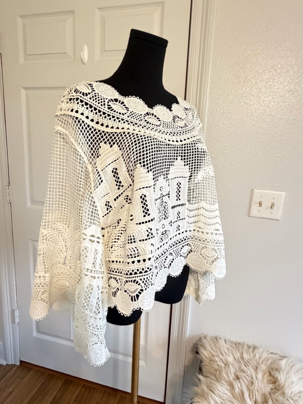 Farm Rio Lace Crochet Poncho Top White Boho Coastal Cover Up NWT Size L - Picture 3 of 9